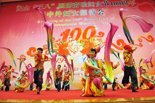 這是中國歌劇舞劇院的演員在招待會上演出舞蹈《錦繡飛旋》。新華社記者 何俊昌攝