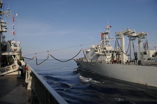 當(dāng)?shù)貢r間3月9日上午,中國海軍第五批護(hù)航編隊在印度洋東部海域成功進(jìn)行燃油補(bǔ)給。這是“廣州”艦、“微山湖”艦自3月4日從海南三亞起航以來,進(jìn)行的首次海上補(bǔ)給。在近兩個小時的補(bǔ)給中,“微山湖”艦共為“廣州”艦補(bǔ)給燃油260噸。圖為“微山湖”艦向“廣州”艦補(bǔ)給燃油。新華社記者劉春暉攝