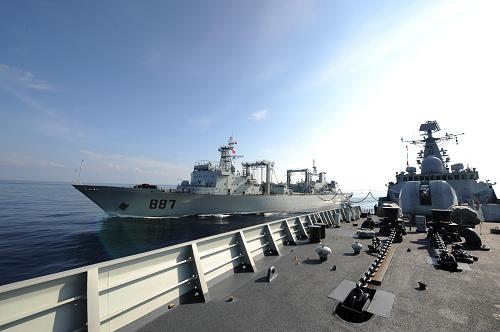 圖為“微山湖”艦向“廣州”艦補(bǔ)給燃油。新華社記者劉春暉攝