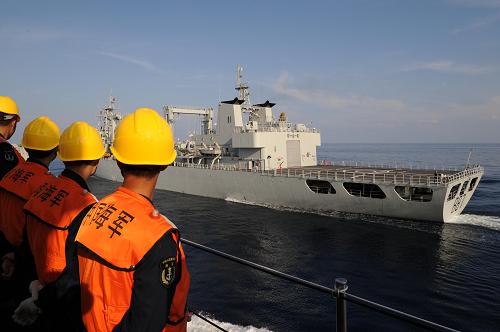 圖為“廣州”艦和“微山湖”艦以勻速靠攏。新華社記者劉春暉攝