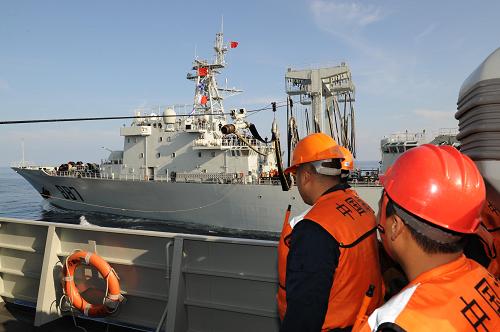 圖為“微山湖”艦向“廣州”艦輸送供油管。新華社記者劉春暉攝