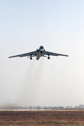 3月9日,一架執(zhí)行防凌任務(wù)的戰(zhàn)機(jī)起飛前往黃河內(nèi)蒙古段凌汛區(qū)。新華社發(fā)(王振 攝)
