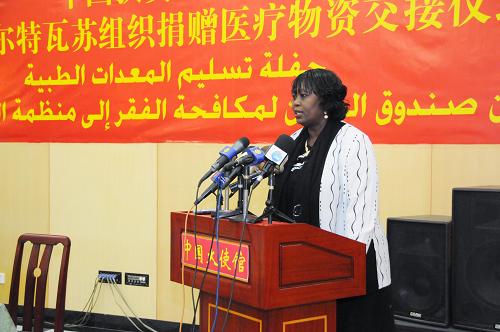 3月9日,在蘇丹首都喀土穆的中國駐蘇丹大使館舉行的捐贈(zèng)儀式上,蘇丹衛(wèi)生部長(zhǎng)舒卡婭發(fā)表講話。當(dāng)日,中國扶貧基金會(huì)向蘇丹慈善機(jī)構(gòu)比爾和塔瓦蘇勒組織捐贈(zèng)醫(yī)療物資的交接儀式在中國駐蘇丹大使館舉行。這批捐贈(zèng)物資價(jià)值近11萬美元,包括12套婦幼保健醫(yī)療設(shè)備和500支多功能手電筒和收音機(jī)等。新華社發(fā)(穆罕默德·巴比克爾攝)