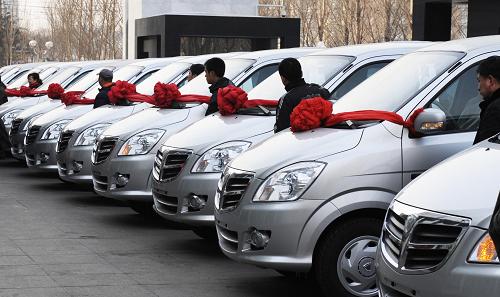 這是準(zhǔn)備發(fā)放的“農(nóng)業(yè)科技入戶直通車”(3月11日攝)。新華社記者 王建威攝