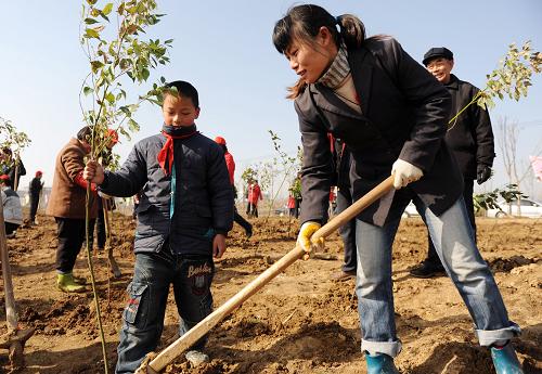 3月11日,來自合肥市瑤海區(qū)磨店鄉(xiāng)的家庭在參加植樹活動。當日,合肥市瑤海區(qū)磨店鄉(xiāng)組織開展“綠化家園、親子共植樹”活動,120名親子家庭成員和團員青年共栽植香樟、桂花等400株。新華社發(fā)(解琛 攝)