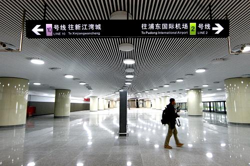 一名參觀者從上海虹橋樞紐地鐵站內(nèi)走過(3月6日攝)。當(dāng)日,上海市政府召開新聞發(fā)布會(huì)宣布,上海虹橋綜合交通樞紐工程計(jì)劃將于3月16日部分建成投入使用。虹橋綜合交通樞紐工程,簡(jiǎn)稱“虹橋樞紐”,集民用航空、高速鐵路、城際鐵路、高速公路、磁懸浮、地鐵、地面公交、出租汽車等多種交通方式于一體,預(yù)計(jì)全部建成后日客流量將達(dá)到110萬(wàn)人次,是上海功能性、網(wǎng)絡(luò)化、樞紐型城市基礎(chǔ)設(shè)施建設(shè)的標(biāo)志性工程,是2010年上海世博會(huì)的重要配套項(xiàng)目,更是上海服務(wù)長(zhǎng)三角、服務(wù)長(zhǎng)江流域、服務(wù)全國(guó)的重大樞紐工程。新華社記者 陳飛攝