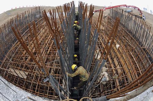 5月18日,河南黃河建工集團(tuán)施工人員在南水北調(diào)中線(xiàn)工程沁河倒虹吸施工現(xiàn)場(chǎng)澆筑廂形預(yù)應(yīng)力鋼筋混凝土管身。南水北調(diào)中線(xiàn)工程沁河渠道倒虹吸工程位于河南省溫縣徐堡村下游300米處,是南水北調(diào)中線(xiàn)工程總干渠與沁河的交叉建筑物,也是南水北調(diào)總干渠上的第二大穿越河道工程。目前,一期工程進(jìn)展順利,將于今年6月30日汛期到來(lái)前完工,并完成土方回填及沁河右大堤的恢復(fù)工程。新華社發(fā)(楊帆 攝)