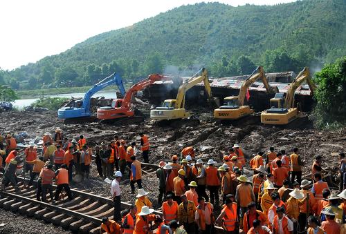 5月23日,鐵路工人在清理滑坡山體泥土。新華社記者 陳春園 攝