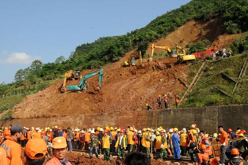 5月23日,鐵路工人在清理滑坡山體泥土。新華社記者 陳春園 攝
