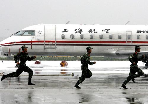 6月25日,救援人員正迅速向發(fā)生“火警”的區(qū)域集結(jié)。當(dāng)日,上海市在上海虹橋機(jī)場(chǎng)舉行航空器應(yīng)急救援演習(xí),演習(xí)模擬航空器突發(fā)火情后,機(jī)場(chǎng)運(yùn)行指揮中心以及各消防救援單位聯(lián)合救援的處置能力,此舉旨在全面檢驗(yàn)機(jī)場(chǎng)應(yīng)急管理和救援的水平,全力確保上海世博會(huì)期間的安全營(yíng)運(yùn)。 新華社記者 陳飛攝