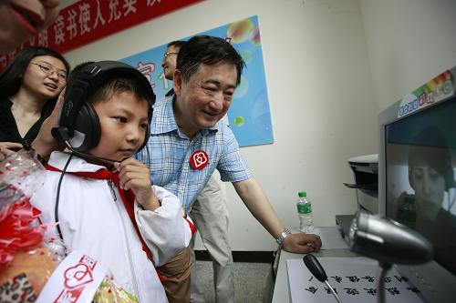 6月29日,在在四川省眉山市洪雅縣,符場中心小學(xué)10歲的留守兒童林鑫通過視頻連線與遠(yuǎn)在浙江打工的母親見面。 當(dāng)日,以關(guān)愛留守兒童為主旨的“彩虹家園”工程今年首個新增教育基地在四川省眉山市洪雅縣符場中心小學(xué)揭牌。該小學(xué)擁有留守兒童212名,他們將利用“彩虹家園”提供的視頻設(shè)施,增進(jìn)與外出打工父母之間的聯(lián)系。“彩虹家園”工程由聯(lián)合利華公司攜手全國婦聯(lián)開展,通過在各地興建教育基地,并利用視頻連線等方式,聯(lián)動鄉(xiāng)村留守兒童與城市務(wù)工的父母,促進(jìn)留守兒童的健康成長。 新華社記者 任正來 攝