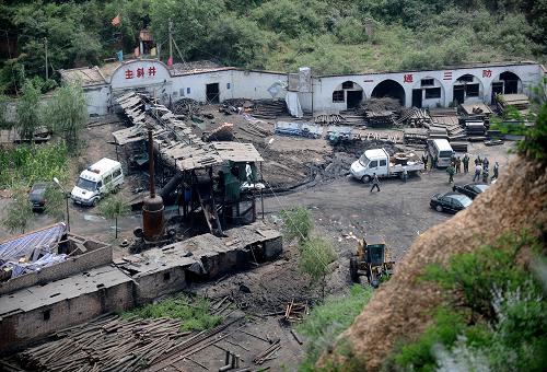 山西陽煤集團(tuán)劉溝煤業(yè)公司地面爆炸造成17人死亡 劉溝煤業(yè)公司爆炸事故現(xiàn)場(7月31日攝)。 7月31日2時(shí)40分許,位于山西臨汾的陽煤集團(tuán)劉溝煤業(yè)公司職工宿舍附近發(fā)生爆炸,造成17人死亡,7人重傷。受傷人員已到醫(yī)院接受治療,目前生命體征平穩(wěn),無生命危險(xiǎn)。 新華社記者 燕雁 攝