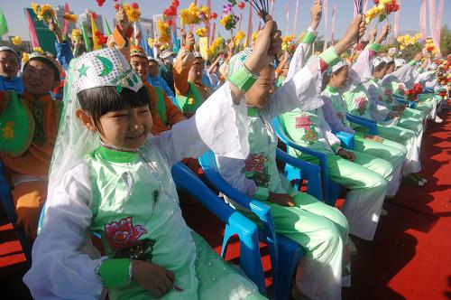 9月26日,參加開幕式的學生歡慶論壇開幕。 當日,2010中國(寧夏)國際投資貿(mào)易洽談會暨首屆中國·阿拉伯國家經(jīng)貿(mào)論壇開幕式在銀川開幕。本屆論壇主要由論壇研討會、商品貿(mào)易展覽和投資合作促進活動三大板塊組成,有60多個國家和地區(qū)及國際組織的嘉賓及國內(nèi)部分地區(qū)、企業(yè)參會。 新華社記者 彭昭之攝