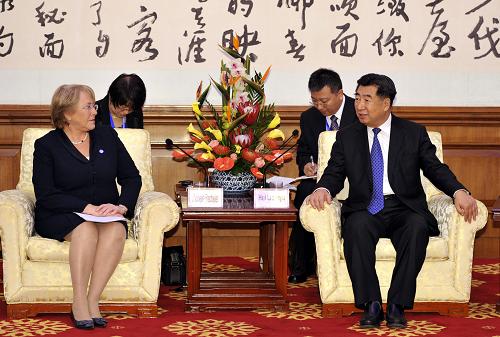 這是回良玉在開幕式前會(huì)見(jiàn)聯(lián)合國(guó)婦女署署長(zhǎng)、社會(huì)保障顧問(wèn)組主席米歇爾·巴切萊特等參加論壇的代表。 新華社記者黃敬文攝