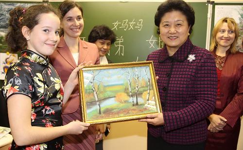 11月21日,在俄羅斯圣彼得堡,中國國務(wù)委員劉延?xùn)|(前右)接受圣彼得堡第652學(xué)校學(xué)生親手繪制的油畫禮品。 當(dāng)日,正在俄羅斯訪問的中國國務(wù)委員劉延?xùn)|考察了圣彼得堡第652學(xué)校。 新華社記者魯金博攝