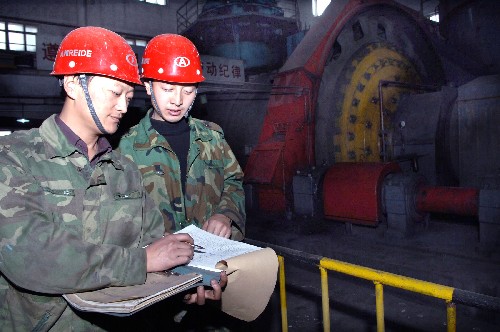 技術(shù)人員在球磨機前記錄數(shù)據(jù)(11月15日攝)。 新疆阿舍勒銅業(yè)股份有限公司把礦業(yè)立企、報國惠民作為企業(yè)的宗旨,堅持企業(yè)、員工、社會三者協(xié)調(diào)發(fā)展,以開發(fā)礦業(yè)、造福一方為己任,通過礦業(yè)開發(fā)拉動當(dāng)?shù)氐娜肆?、物流、財流的發(fā)展,促進當(dāng)?shù)亟?jīng)濟發(fā)展。目前,該公司已為當(dāng)?shù)亟鉀Q了2000多個就業(yè)崗位,捐贈地方公益事業(yè)資金800多萬元,使企業(yè)的發(fā)展成果與當(dāng)?shù)厝嗣窆蚕怼?新華社記者 何俊昌 攝