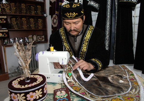 12月6日,曾獲得哈密地區(qū)民間工藝刺繡類金獎的哈薩克族小伙子胡爾瑪漢在刺繡。