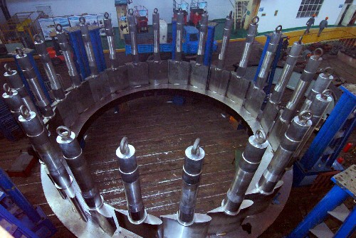 自主創(chuàng)新造輝煌 這是哈爾濱電機(jī)廠有限責(zé)任公司生產(chǎn)中的水電機(jī)組部件(12月10日攝)。 近年來(lái),哈電以自主創(chuàng)新和引進(jìn)吸收國(guó)外先進(jìn)技術(shù)塑造企業(yè)核心競(jìng)爭(zhēng)力,已與德國(guó)西門子公司、美國(guó)西屋公司等12個(gè)國(guó)家的30多家企業(yè)建立了合作關(guān)系,產(chǎn)品行銷加拿大、美國(guó)、巴基斯坦、日本、伊朗等16個(gè)國(guó)家,為國(guó)外26座電站裝備了110余臺(tái)機(jī)組。2006年,哈電產(chǎn)量突破2800萬(wàn)千瓦,產(chǎn)值達(dá)到50億元。 哈爾濱電機(jī)廠有限責(zé)任公司是我國(guó)生產(chǎn)大中型發(fā)電設(shè)備及配套控制設(shè)備的重點(diǎn)骨干企業(yè)。哈電生產(chǎn)的水輪發(fā)電機(jī)約占國(guó)產(chǎn)水電機(jī)組總裝機(jī)容量的二分之一,汽輪發(fā)電機(jī)約占國(guó)產(chǎn)汽輪發(fā)電機(jī)總裝機(jī)容量的三分之一。 新華社記者 李勇攝