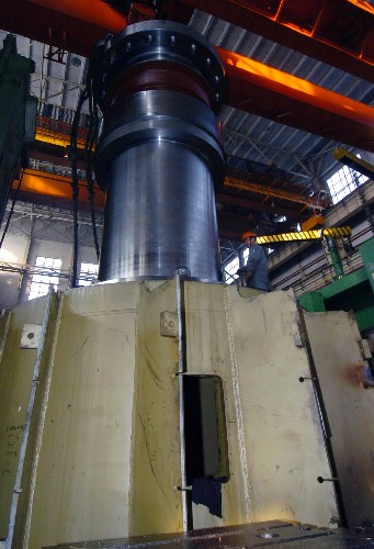 12月10日,哈爾濱電機(jī)廠有限責(zé)任公司的工人在工作中。