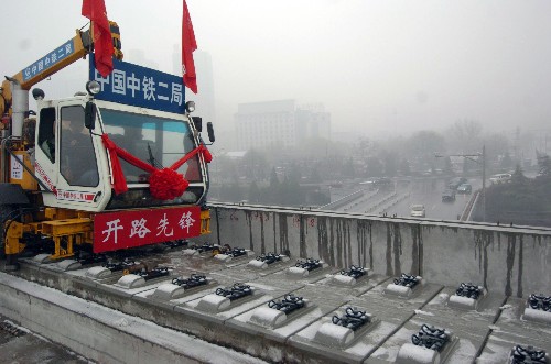 12月10日,中鐵二局的施工車輛在北京南二環(huán)公路附近施工。