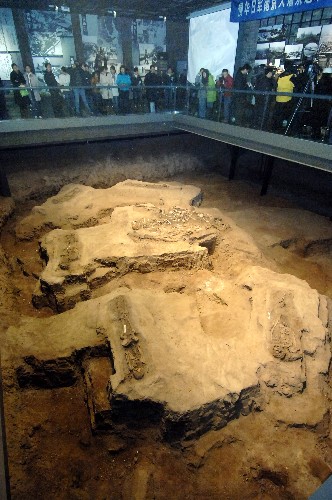 12月10日,參觀者在侵華日軍南京大屠殺遇難同胞紀(jì)念館新館內(nèi)觀看“遺骸遺址”。