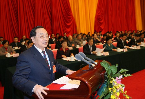這是農(nóng)工黨中央主席蔣正華代表農(nóng)工黨第十三屆中央委員會(huì)作工作報(bào)告。 新華社記者黃敬文攝