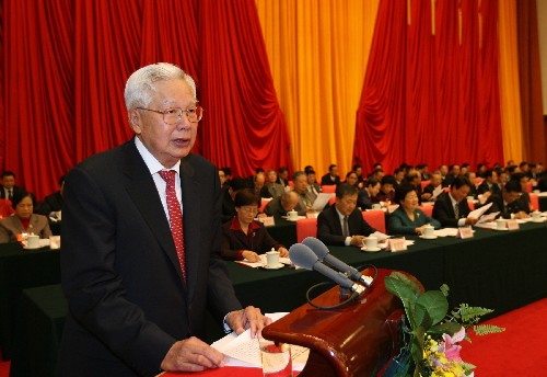 這是全國(guó)政協(xié)副主席、致公黨中央主席羅豪才代表各民主黨派中央和全國(guó)工商聯(lián)致賀詞。 新華社記者黃敬文攝