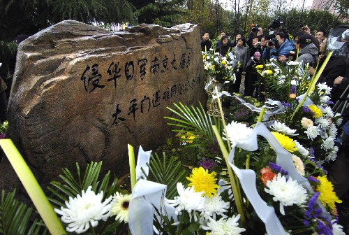 12月12日,各界人士參加紀念碑揭幕儀式。 當(dāng)日,坐落在南京太平門的侵華日軍南京大屠殺太平門遇難同胞紀念碑揭幕,南京各界人士、大屠殺幸存者代表、學(xué)生代表以及一些日本友人參加了揭幕儀式。1937年12月13日,約1300名中國平民和放下武器的士兵在這里被日軍屠殺。