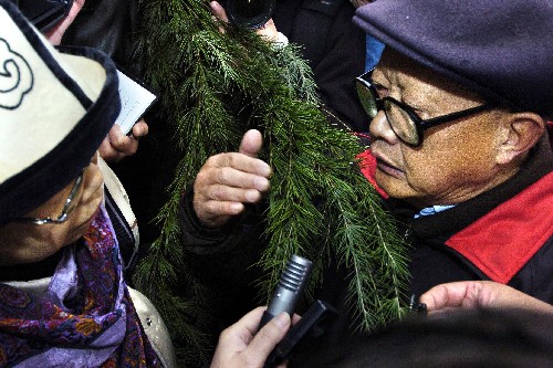12月12日,南京大屠殺幸存者向遠松(右)在儀式現(xiàn)場向日本友人講述自己親歷的大屠殺。