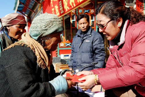 西藏:溫暖送給農(nóng)牧民 12月12日,西藏江孜縣縣長(zhǎng)達(dá)娃卓瑪(右一)帶領(lǐng)民政干部把農(nóng)牧區(qū)居民最低生活保障金送到農(nóng)牧民手中。 從當(dāng)日起,西藏江孜縣政府把2007年下半年的農(nóng)牧區(qū)居民最低生活保障金及領(lǐng)取證發(fā)放給貧困農(nóng)牧民。西藏自治區(qū)23萬(wàn)貧困農(nóng)牧民近期將陸續(xù)領(lǐng)到最低生活保障金。 新華社記者 索朗羅布 攝