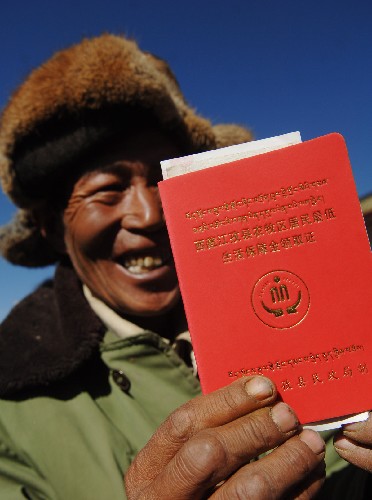 12月12日,西藏江孜縣達(dá)孜鄉(xiāng)幸福村農(nóng)民吳堅(jiān)多吉拿到最低生活保障金及領(lǐng)取證。