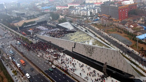 擴(kuò)建后的侵華日軍南京大屠殺遇難同胞紀(jì)念館全景,其整體設(shè)計形狀為“和平之舟”(12月13日攝)。 12月13日,侵華日軍南京大屠殺遇難同胞紀(jì)念館擴(kuò)建工程竣工,并正式向公眾開放,共有8萬多名各界人士前來參觀悼念。擴(kuò)建后的侵華日軍南京大屠殺遇難同胞紀(jì)念館占地面積約7.4萬平方米,建筑面積達(dá)2.5萬平方米,展陳面積達(dá)9800平方米,分展覽集會區(qū)、遺址悼念區(qū)、和平公園區(qū)和館藏交流區(qū)等4個功能性區(qū)域,是一座紀(jì)念性的遺址型歷史博物館。