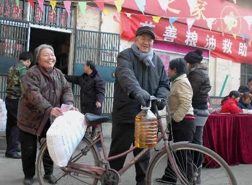 太原:關注民生大行動 12月14日,一對老夫婦在太原市韓陽三社區(qū)買到低價面粉和食用油。 當日,由山西省太原市慈善總會組織的“慈善真情暖萬家 關注民生大行動”大型慈善活動正式啟動。該活動包括糧油和服裝兩項救助內容,向城鄉(xiāng)低保戶、貧困殘疾人、失業(yè)人員等貧困群體提供相對低價的優(yōu)質糧油和服裝。 新華社記者 彭洋 攝
