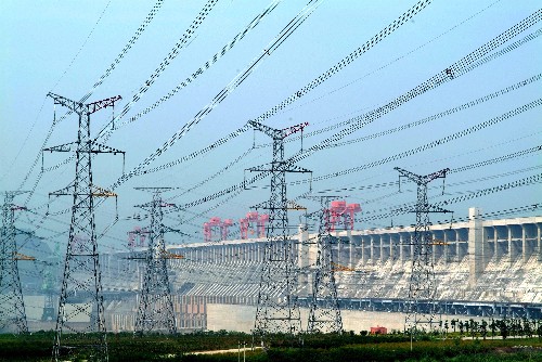 三峽輸變電工程提前建成 位于三峽電站附近的電力輸送線路(2007年8月21日攝)。 三峽三期輸變電工程各項(xiàng)目2007年12月末已通過(guò)國(guó)務(wù)院驗(yàn)收組的驗(yàn)收。三峽輸變電工程的國(guó)家層面驗(yàn)收分三期進(jìn)行,前兩期驗(yàn)收已圓滿完成。此次三期項(xiàng)目順利通過(guò)國(guó)家驗(yàn)收,標(biāo)志著三峽輸變電主體工程提前一年全面建成。 新華社記者杜華舉攝