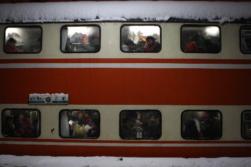 上萬(wàn)旅客滯留合肥 1月28日,在合肥火車站,一列火車因大雪延誤。 連日來(lái),受降雪影響,安徽合肥的長(zhǎng)途汽車停運(yùn),客流分流到火車站,造成上萬(wàn)名乘客滯留合肥。 新華社記者 陶明 攝