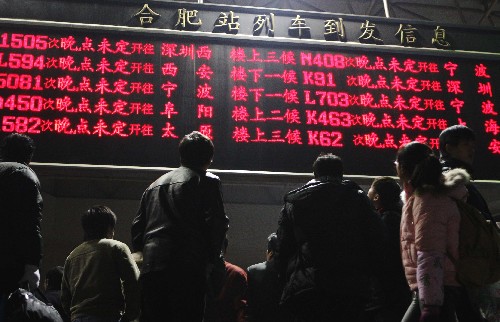 1月28日,合肥火車站的電子顯示牌顯示多數(shù)列車晚點(diǎn)。