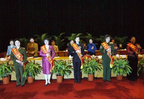 紀(jì)念“三八”國(guó)際勞動(dòng)?jì)D女節(jié)98周年暨表彰大會(huì)在京舉行 2月29日,“全國(guó)三八紅旗手標(biāo)兵”在臺(tái)上領(lǐng)獎(jiǎng)。 當(dāng)日,紀(jì)念“三八”國(guó)際勞動(dòng)?jì)D女節(jié)98周年暨表彰大會(huì)在北京人民大會(huì)堂舉行。會(huì)上表彰了10名全國(guó)三八紅旗手標(biāo)兵、1193名全國(guó)三八紅旗手、1000個(gè)全國(guó)三八紅旗集體以及第三屆中國(guó)十大杰出母親、全國(guó)十大農(nóng)民女狀元等全國(guó)婦女先進(jìn)個(gè)人和集體。 新華社記者何俊昌 攝