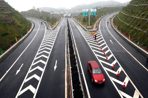 這是2007年12月28日,滬渝高速公路重慶忠縣至墊江段高速公路建成通車。自此忠縣到重慶主城的車程由4小時縮短至2小時。 新華社記者周衡義攝