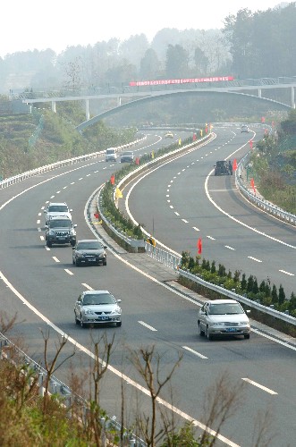這是2007年11月28日,重慶市界水高速公路竣工通車。這條高速公路路基寬度達(dá)26米,設(shè)計行車時速為100公里,均創(chuàng)下了“重慶市高速公路之最”,是迄今為止重慶境內(nèi)設(shè)計標(biāo)準(zhǔn)最高的高速公路。 新華社記者周衡義攝
