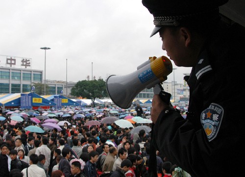 廣州火車站春運(yùn)安保中的英雄警察群體 春節(jié)前夕,廣州火車站地區(qū)日滯留旅客最高峰時(shí)達(dá)50萬人左右。廣州市公安局調(diào)動(dòng)1.2萬名警力,與解放軍、武警官兵協(xié)同作戰(zhàn),成功地避免了幾乎不可能避免的群死群傷事件發(fā)生。這期間,英雄的警察群體任勞任怨,勇于奉獻(xiàn),涌現(xiàn)了大量感人事跡。 這是廣州越秀區(qū)公安分局便衣偵查大隊(duì)大隊(duì)長朱永章在廣州火車站指揮疏導(dǎo)人群(1月26日攝)。 新華社發(fā)