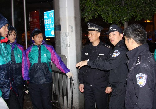 這是廣州市公安局地鐵分局副局長李綿勇(右二)在廣州火車站廣場(chǎng)地鐵隧道口布置工作(2008年1月28日攝)。 新華社發(fā)