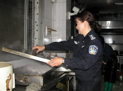 這是廣州市公安局水上分局女民警陳燕萍為春運(yùn)執(zhí)勤民警做好后勤保障(資料照片)。 新華社發(fā)