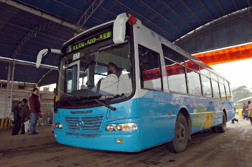 這是2005年3月2日,液化天然氣(簡(jiǎn)稱LNG)節(jié)能環(huán)保公交車在長(zhǎng)沙正式投入使用。城市推廣應(yīng)用LNG汽車,城區(qū)減少機(jī)動(dòng)車尾氣排放是治理大氣污染的有效途徑之一。 新華社發(fā)