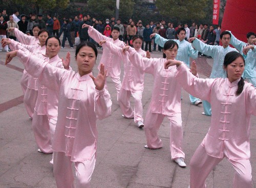 這是2004年12月18日,江蘇省省直機(jī)關(guān)職員在進(jìn)行十六式太極拳比賽。由于氣候偏暖,呼吸道等疾病發(fā)作的可能性增大,市民們紛紛參加各種體育鍛煉,增強(qiáng)體質(zhì)。 新華社發(fā)
