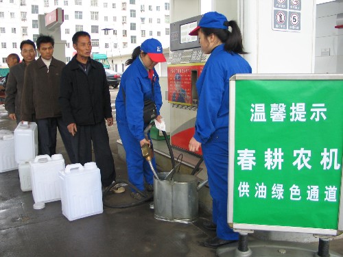 春耕農(nóng)機(jī)有了“供油綠色通道” 4月11日,宜春市袁州區(qū)農(nóng)機(jī)手在“春耕農(nóng)機(jī)供油綠色通道”加柴油。 當(dāng)日,江西省宜春市袁州區(qū)農(nóng)機(jī)局和中國石化袁州經(jīng)銷部門聯(lián)合推出《袁州區(qū)農(nóng)機(jī)作業(yè)供油證》,為1000余戶農(nóng)機(jī)手開辟“春耕農(nóng)機(jī)供油綠色通道”,保障春耕農(nóng)機(jī)優(yōu)先定量柴油供應(yīng),受到廣大農(nóng)民的歡迎。 新華社發(fā)(鄒海斌 攝)