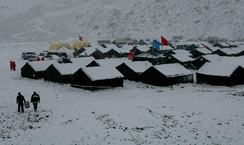珠峰山區(qū)普降中雪 珠峰山區(qū)從3日凌晨開始普降中雪,整個山區(qū)被皚皚白雪覆蓋。截至10時45分,大本營積雪深度達(dá)3厘米,溫度為零下3.4攝氏度,濕度為87%。 圖為雪中珠峰大本營。(5月3日攝) 新華社記者索朗羅布攝