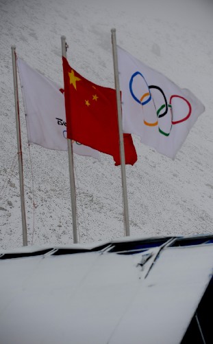 圖為在珠峰大本營,中國國旗、奧運五環(huán)旗和北京奧運會會旗在雪中迎風(fēng)飄揚。(5月3日攝) 新華社記者索朗羅布攝