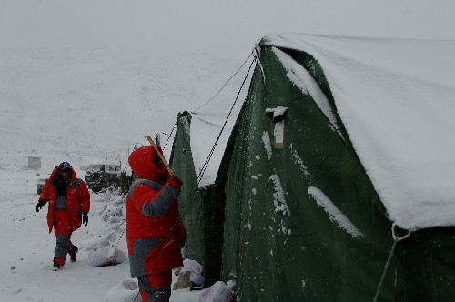 5月3日,珠峰大本營電力工作人員在清理電線上的積雪。