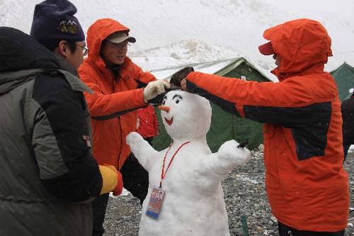 5月3日,工作人員在珠峰大本營堆雪人。