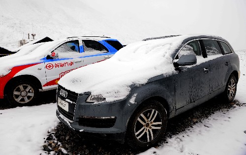 圖為停泊在珠峰大本營的越野車被白雪覆蓋。(5月3日攝) 新華社記者張鐸攝